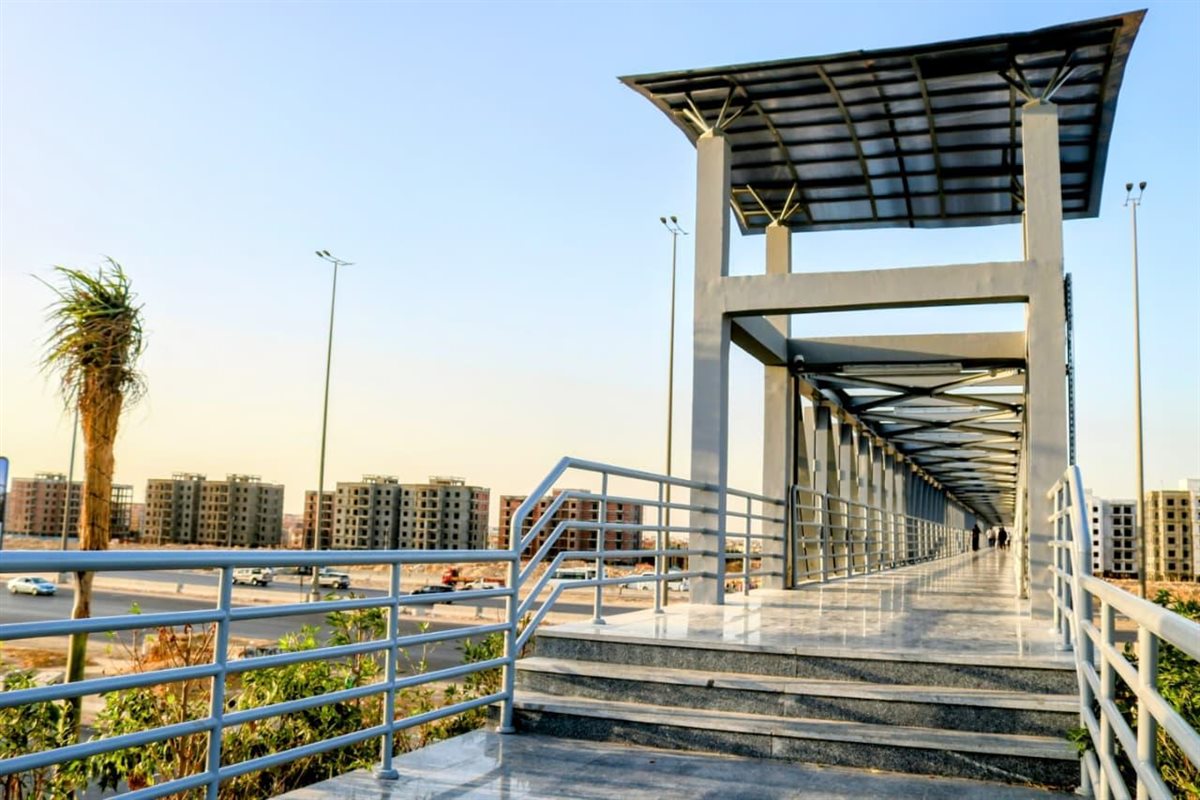 كوبري المشاة أمام بوابة مدينتي 2