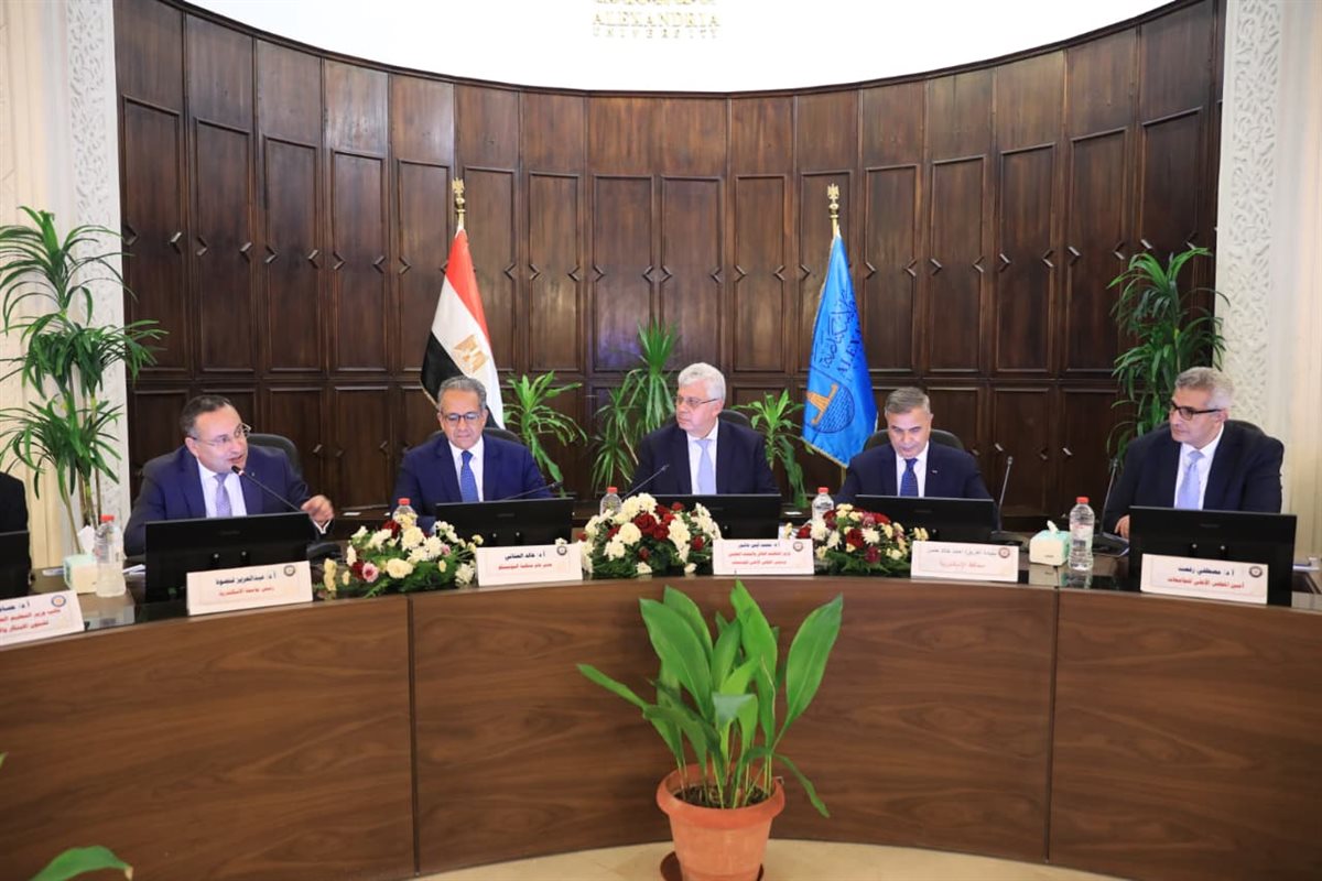 تكريم المجلس الأعلى للجامعات للدكتور خالد العناني