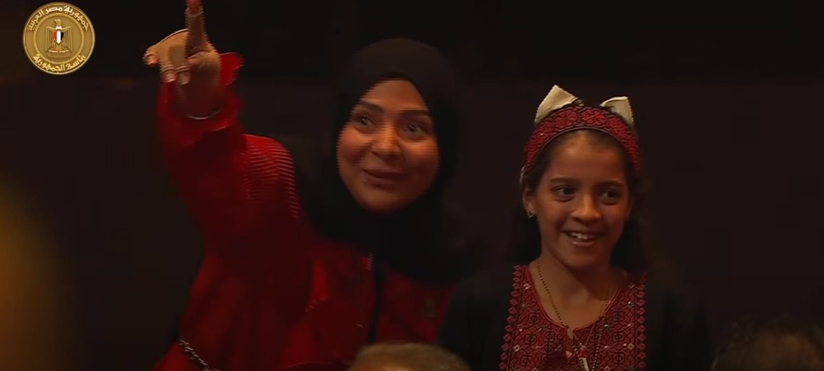 حقق أمنيتها.. الرئيس السيسي يدعوا صغيرة فلسطينية للصعود بجانبه في احتفالية وطن السلام