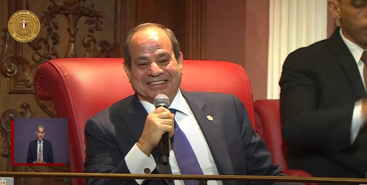 . الرئيس السيسي يدعوا صغيرة فلسطينية للصعود بجانبه في احتفالية وطن السلام