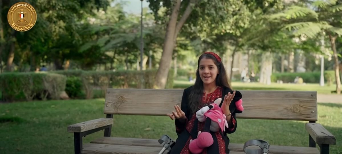 حقق أمنيتها.. الرئيس السيسي يدعوا صغيرة فلسطينية للصعود بجانبه في احتفالية وطن السلام