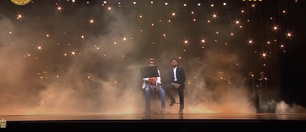 الكينج محمد منير وحماقي يقدمان أغنية لـ فلسطين أمام الرئيس السيسي في احتفالية وطن السلام