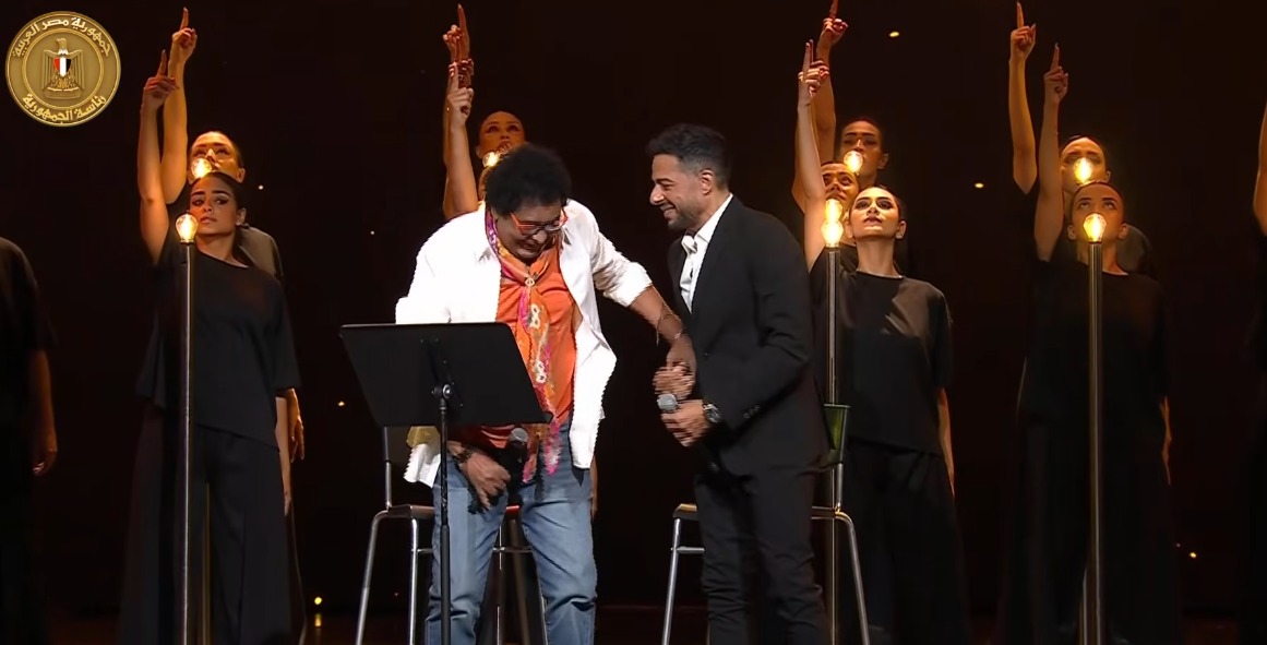 الكينج محمد منير وحماقي يقدمان أغنية لـ فلسطين أمام الرئيس السيسي في احتفالية وطن السلام