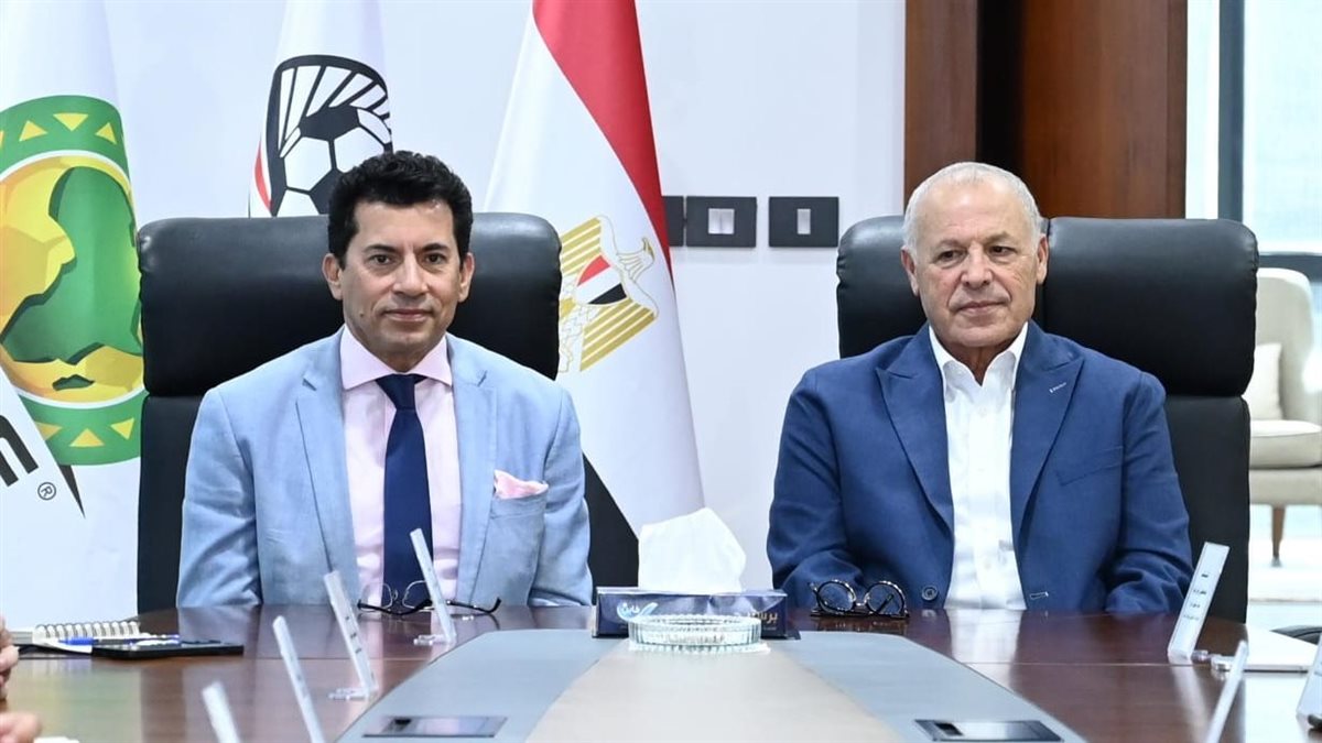 <strong>هاني أبو ريدة رئيس الاتحاد المصري لكرة القدم رفقة الدكتور أشرف صبحي وزير الشباب والرياضة</strong>