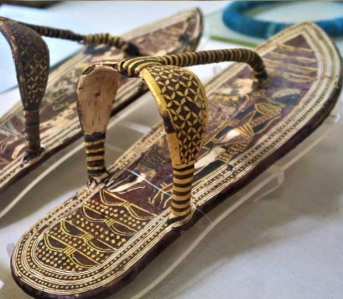 زوج من صنادل الملك توت عنخ امون عثر عليه في مقبرته بوادي الملوك بالبر الغربي بالاقصر