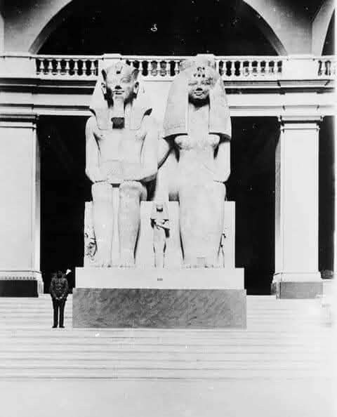 صورة نادرة تجمع الملك أمنحتب الثالث والملكة تي