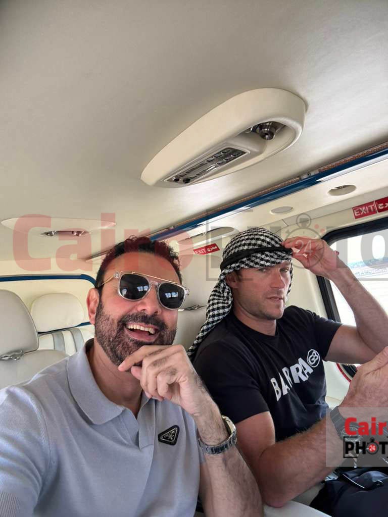 محمد كريم يصطحب نجل الفنان العالمي كلينت إيستوود في جولة خاصة بالأهرامات