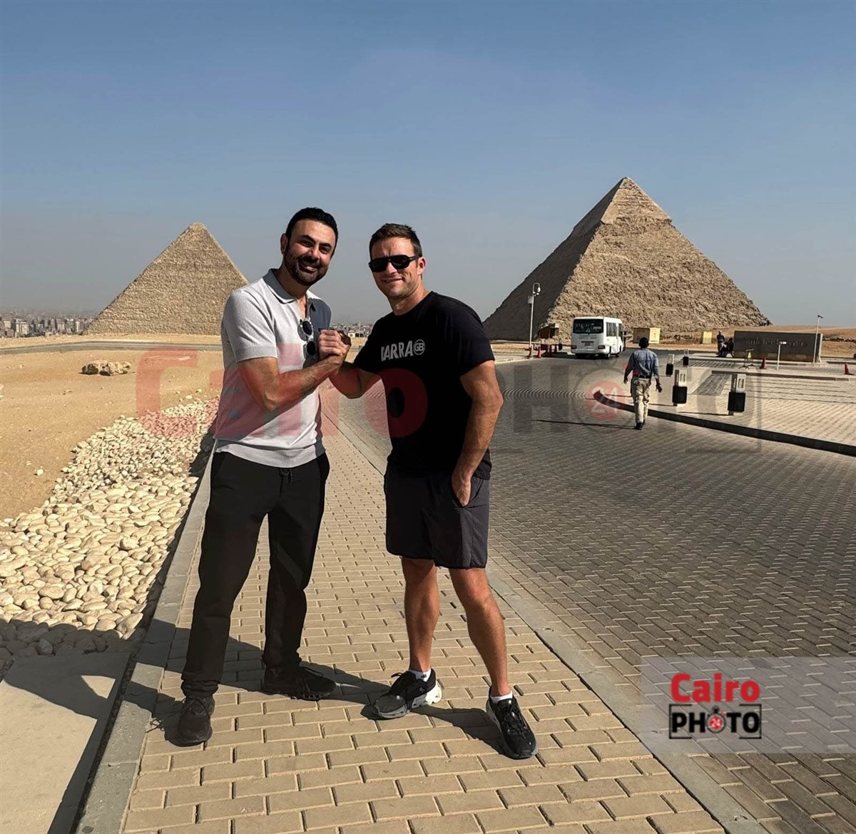 محمد كريم يصطحب نجل الفنان العالمي كلينت إيستوود في جولة خاصة بالأهرامات