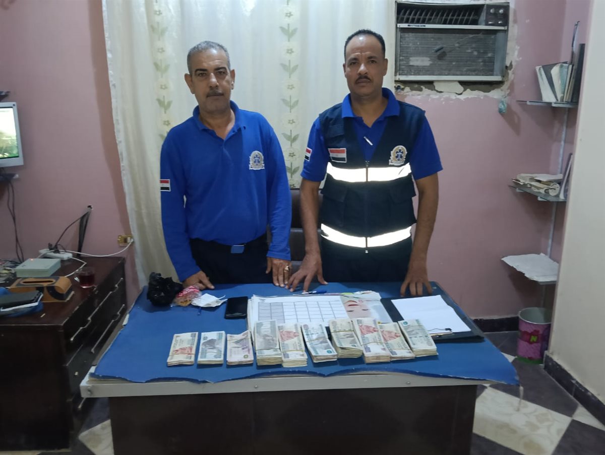 مسعف وسائق يسلمان أمانة لمصابين في قنا