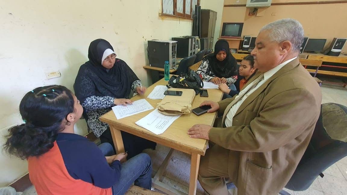 وكيل تعليم الأقصر يتابع البرنامج القومى لتنمية مهارات اللغة