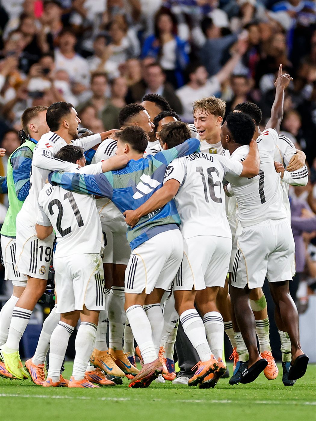 <strong>فرحة لاعبو ريال مدريد بعد الفوز بـ الكلاسيكو أمام برشلونة في الليجا</strong>