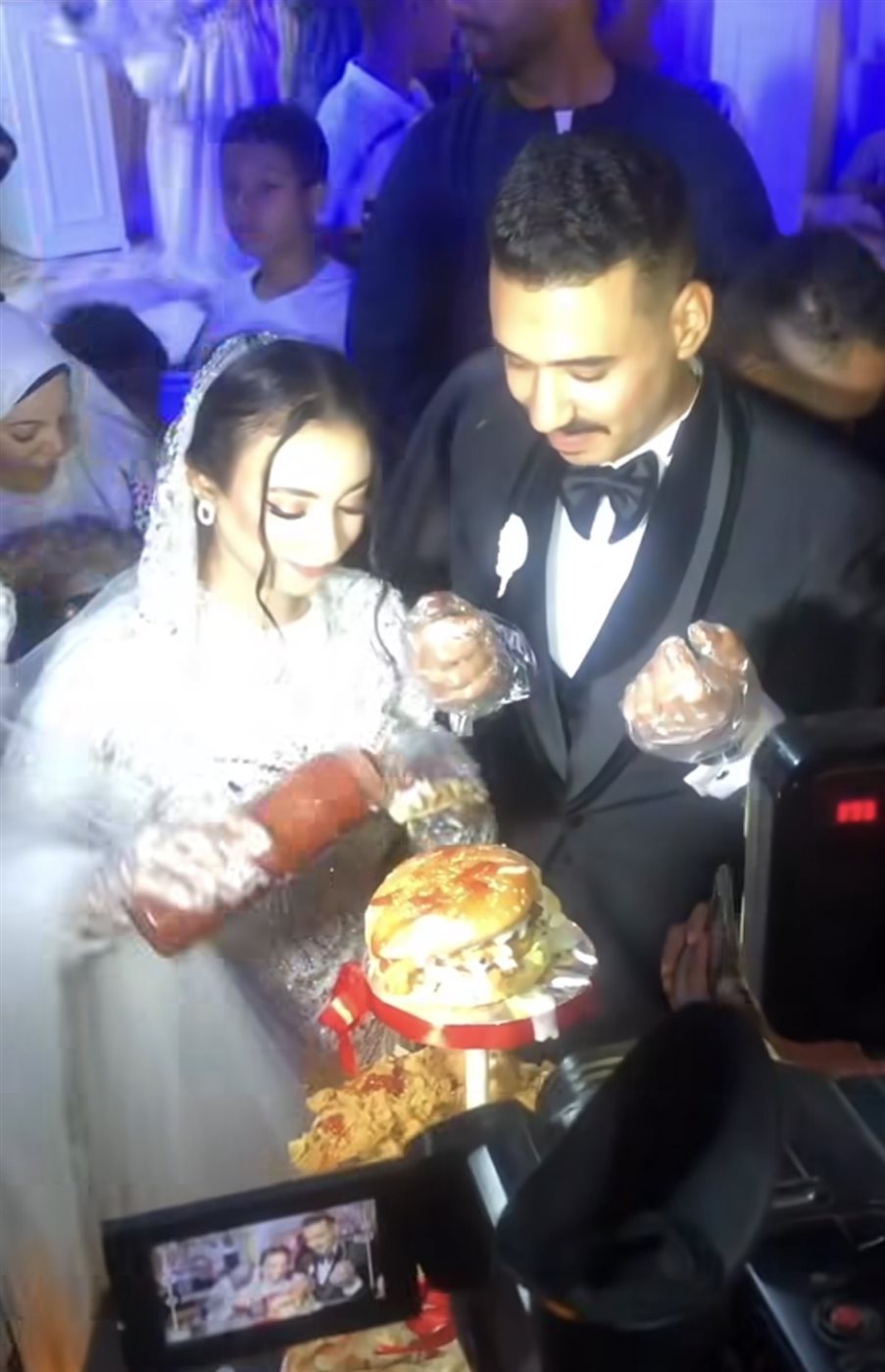 تورتة من شطائر البيتزا والشاورما 