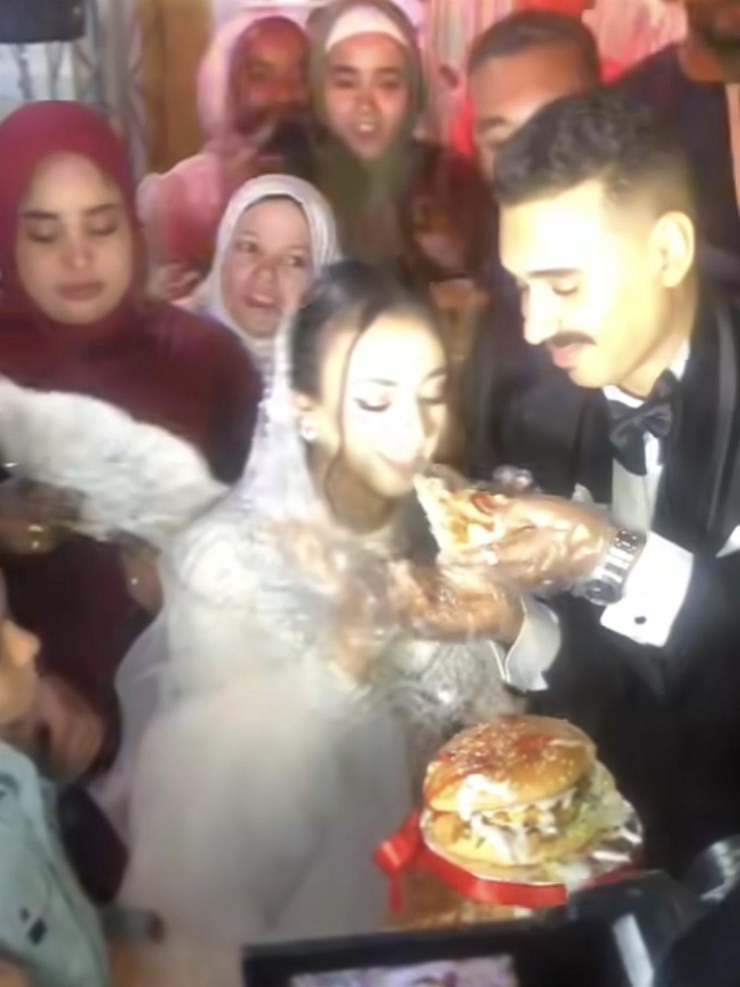 تورتة من شطائر البيتزا والشاورما 