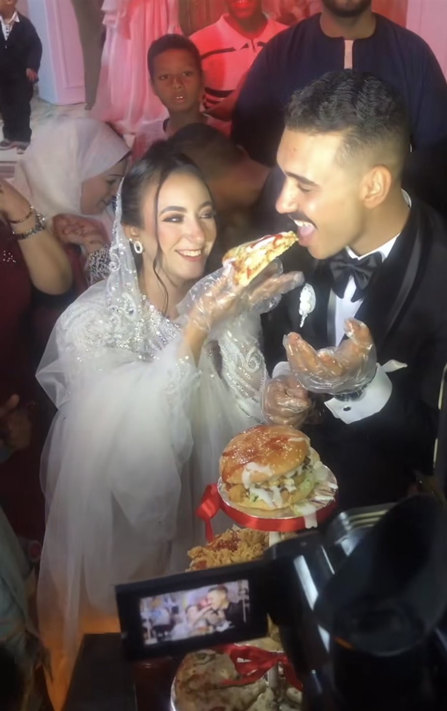 تورتة من شطائر البيتزا والشاورما 