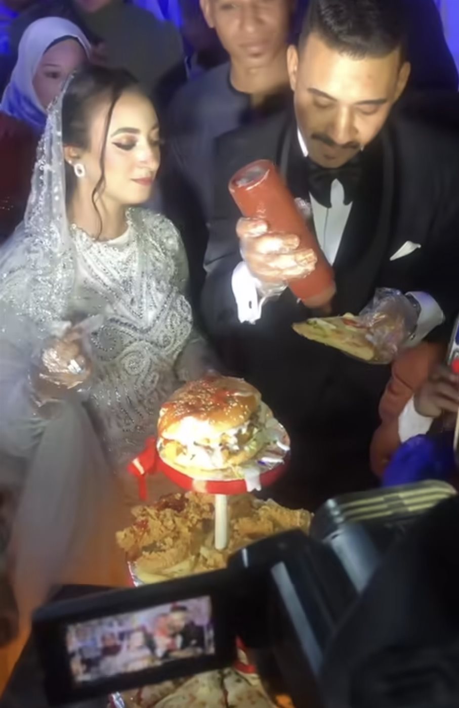 تورتة من شطائر البيتزا والشاورما 