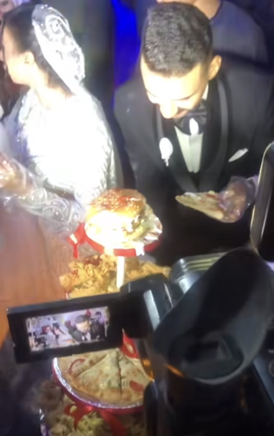 تورتة من شطائر البيتزا والشاورما 