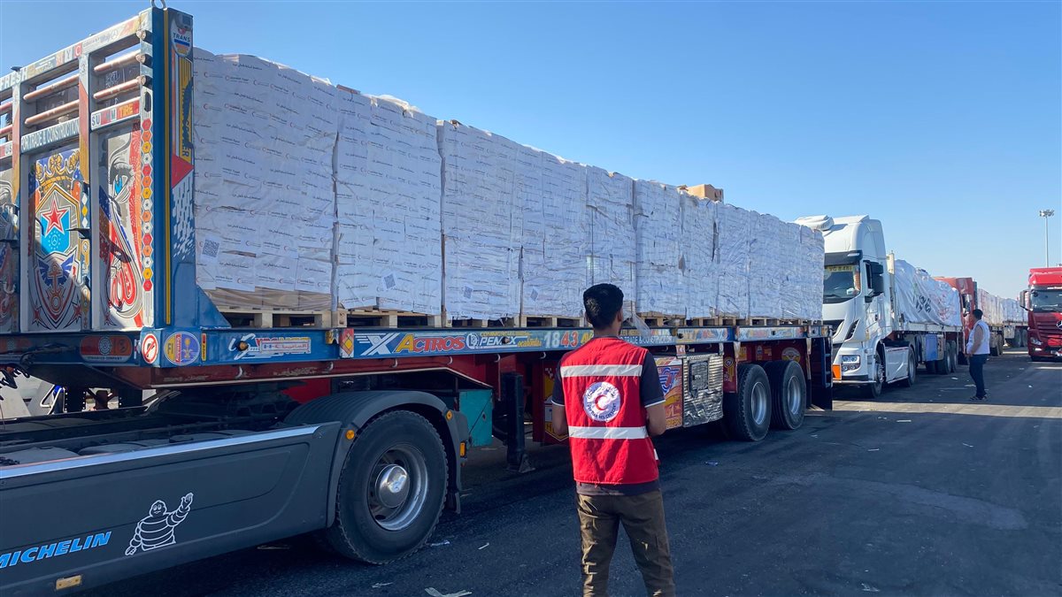 مساعدات إنسانية وبترولية إلى غزة 