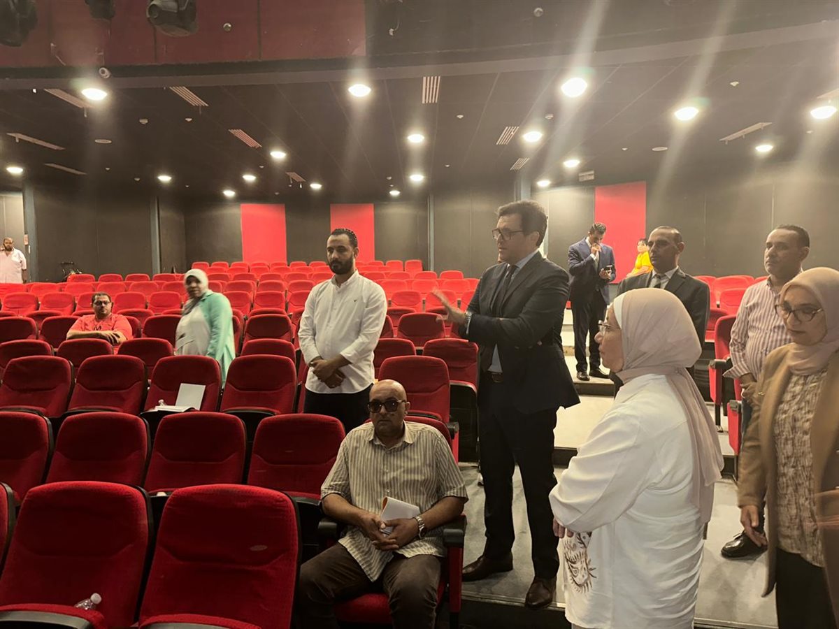 الوزير يتفقد المركز الثقافي