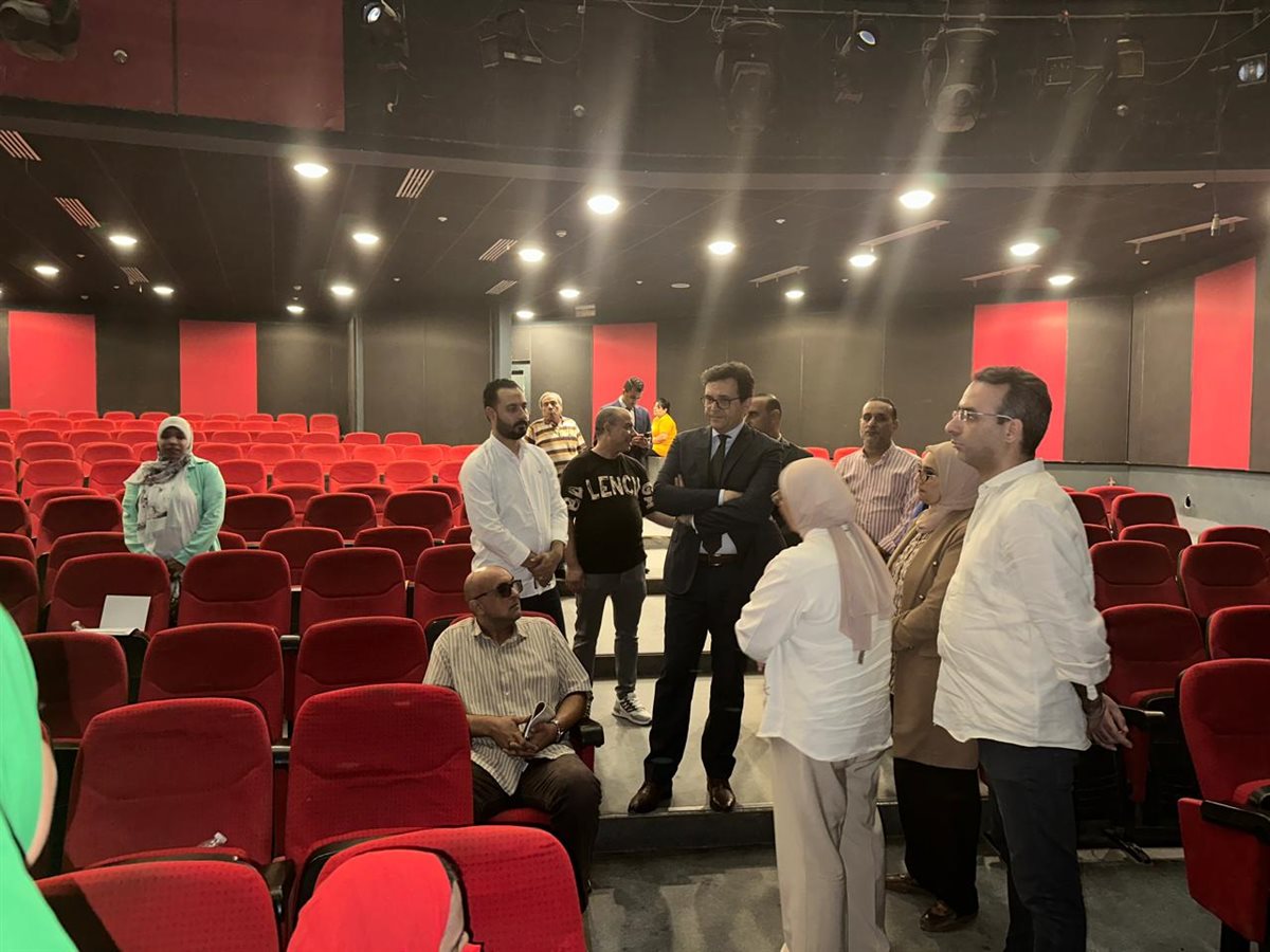 الوزير يتفقد المركز الثقافي