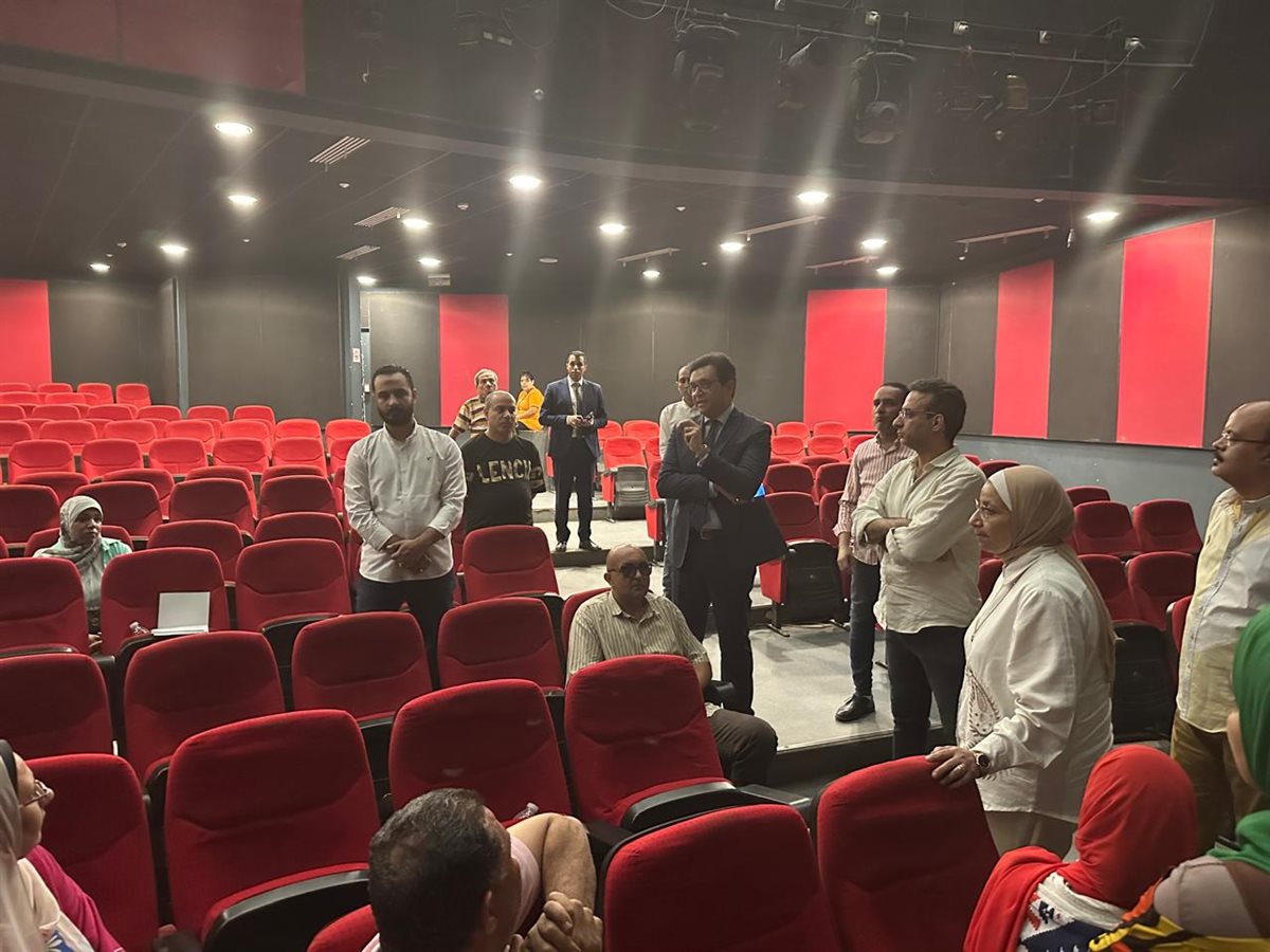 الوزير يتفقد المركز الثقافي