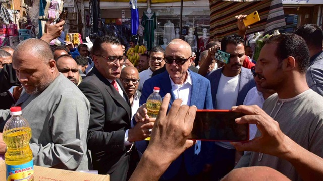 محافظ الأقصر يفتتح سوق اليوم الواحد بإسنا