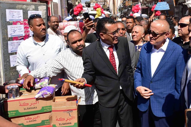 محافظ الأقصر يفتتح سوق اليوم الواحد بإسنا