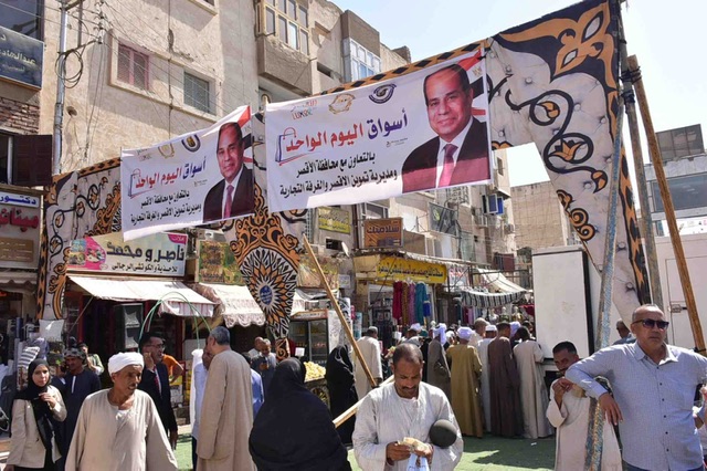 محافظ الأقصر يفتتح سوق اليوم الواحد بإسنا