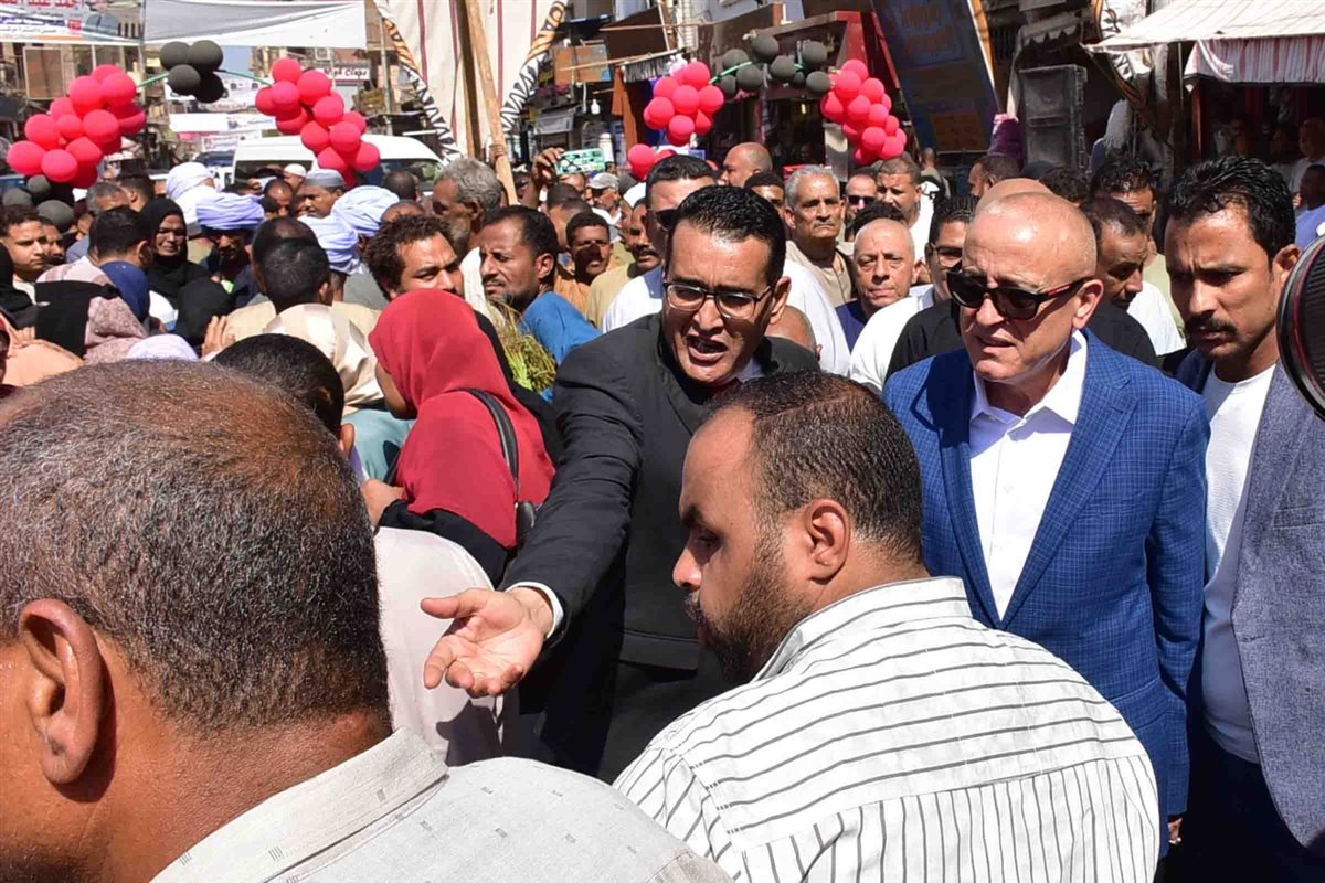محافظ الأقصر يفتتح سوق اليوم الواحد بإسنا
