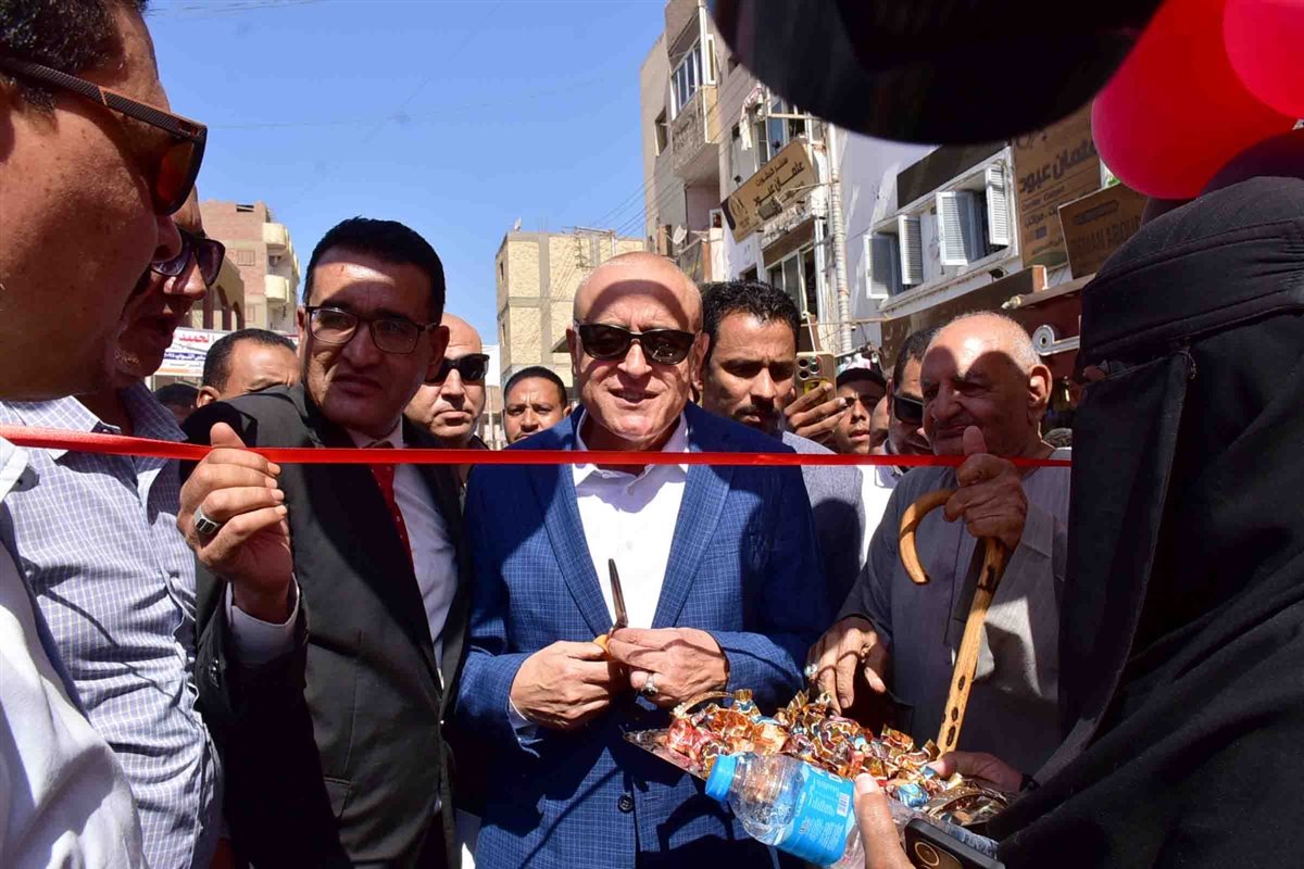 محافظ الأقصر يفتتح سوق اليوم الواحد بإسنا