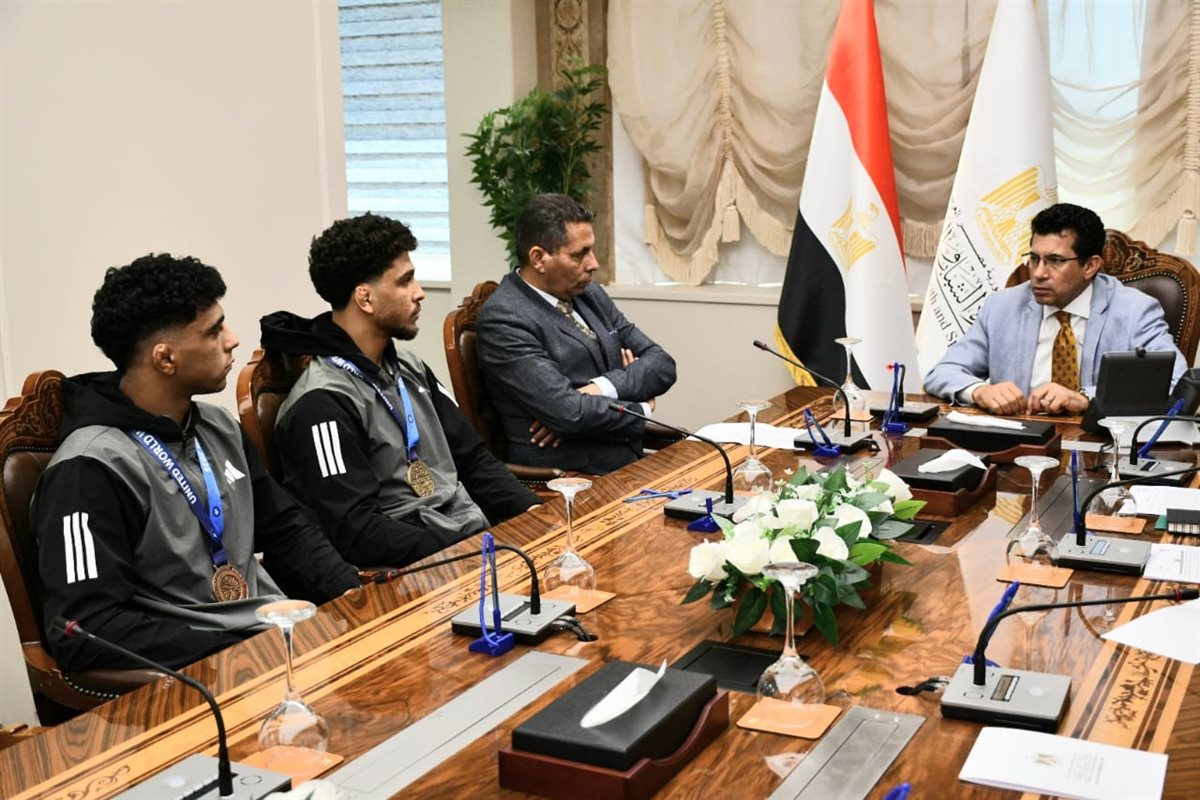 وزير الرياضة يكرم لاعبي المصارعة