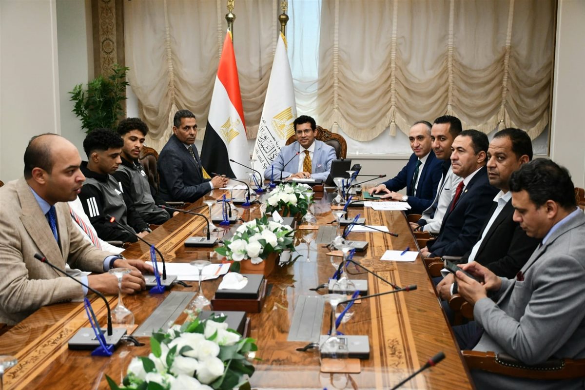 وزير الرياضة يكرم لاعبي المصارعة