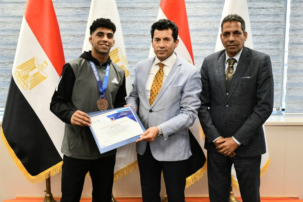 وزير الرياضة يكرم لاعبي المصارعة