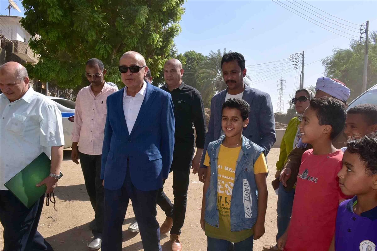 محافظ الأقصر يفي بوعدة لصغير بتوفير مسكن