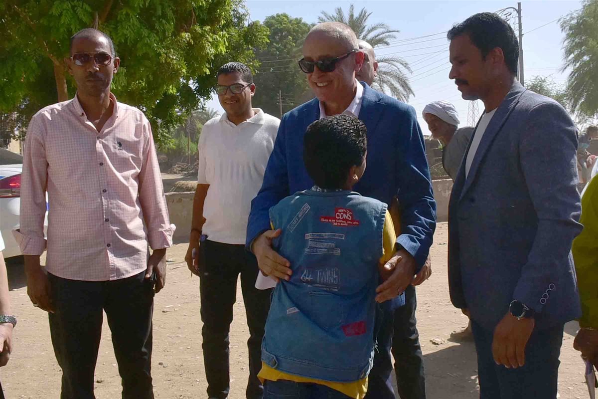 محافظ الأقصر يفي بوعدة لصغير بتوفير مسكن