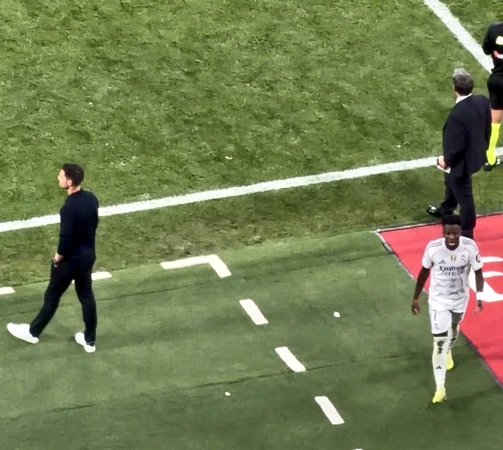 فينيسيوس جونيور لاعب ريال مدريد وتشابي ألونسو مدرب الفريق