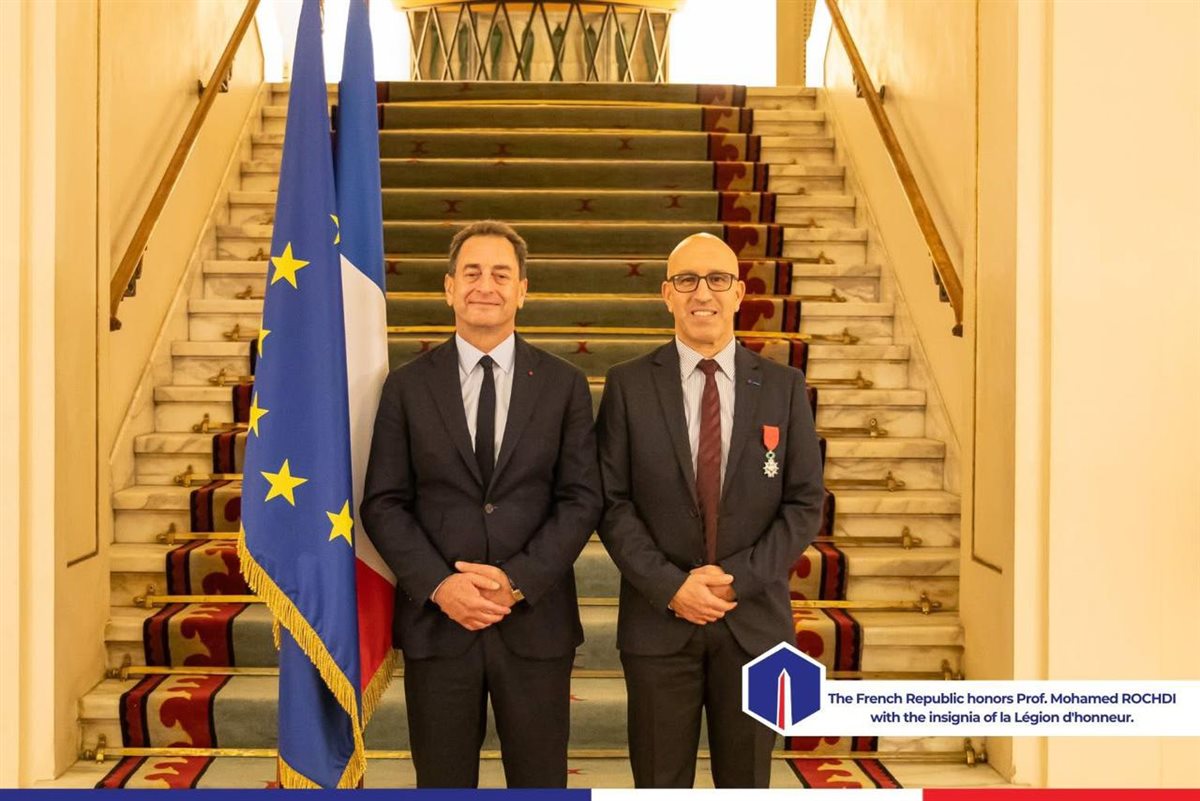 فرنسا تمنح رئيس الجامعة الفرنسية بمصر وسام جوقة الشرف من درجة فارس