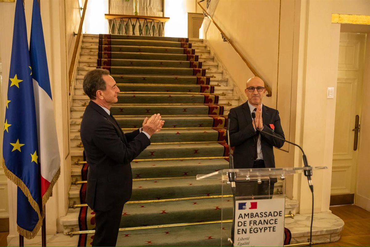 فرنسا تمنح رئيس الجامعة الفرنسية بمصر وسام جوقة الشرف من درجة فارس
