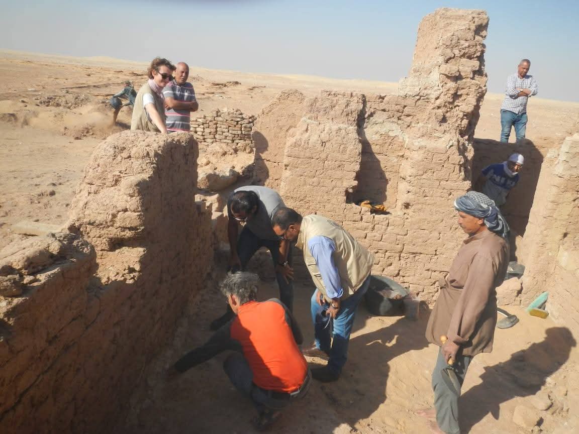 أعمال المسح الأثري والترميمات لمنطقة الدير الاثرية