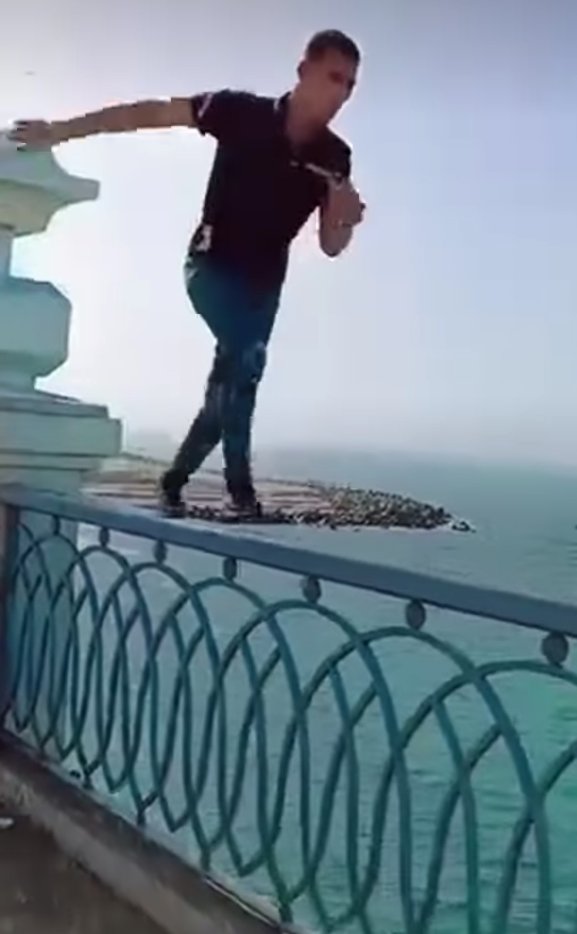 تعريض شاب حياته للخطر