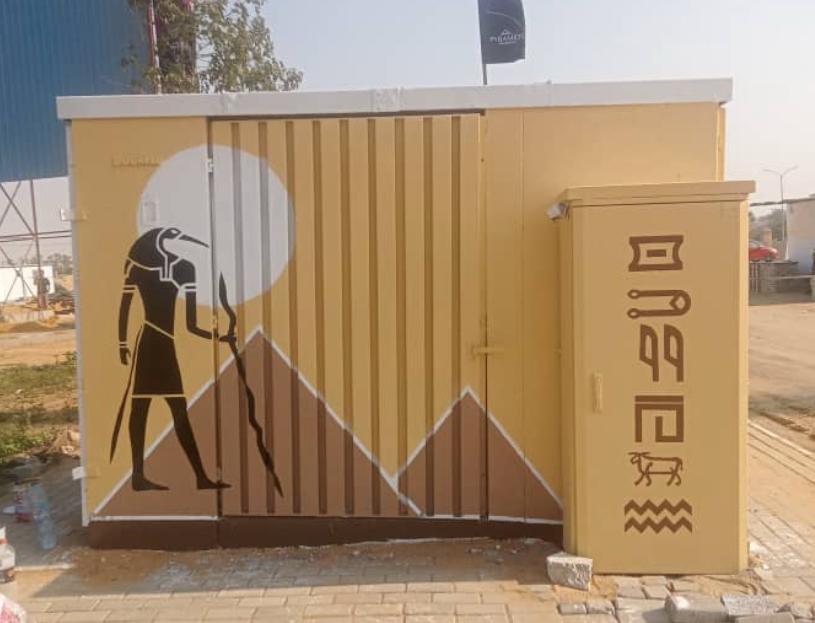 تجميل الأكشاك الكهربائية برسومات فرعونية على الطرق المؤدية للمتحف المصري الكبير