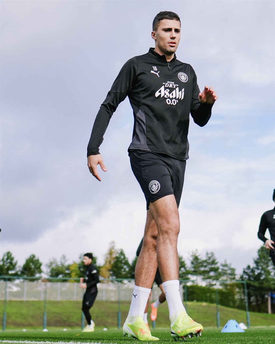 رودري يعود لتدريبات مانشستر سيتي بعد التعافي من الإصابة