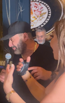 إليسا تتفاعل مع السقا لحظة غنائه لأم كلثوم في عيد ميلادها