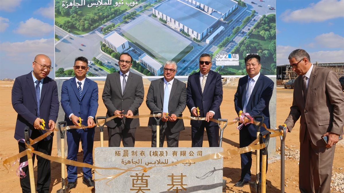 جانب من وضع حجر أساس المشروع