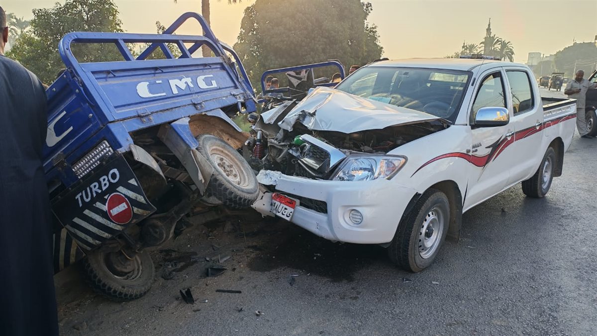 حادث تصادم سيارة نقل و2 تروسيكل