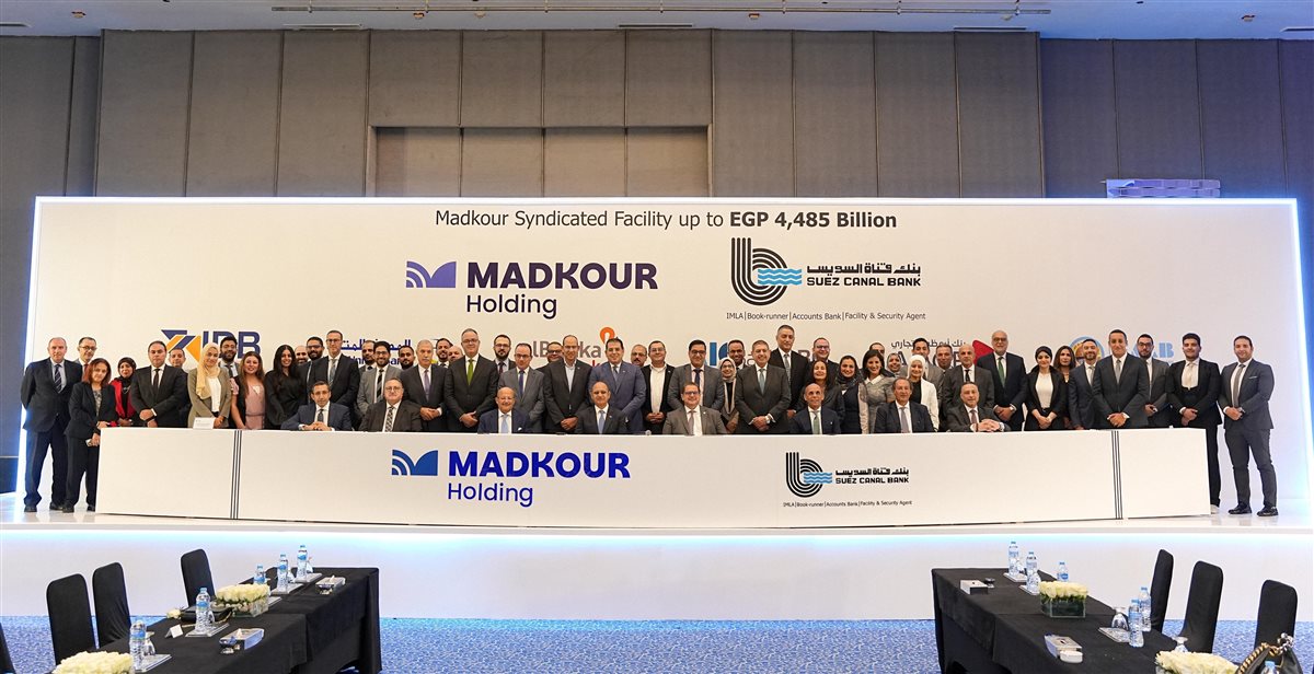 جانب من توقيع العقود