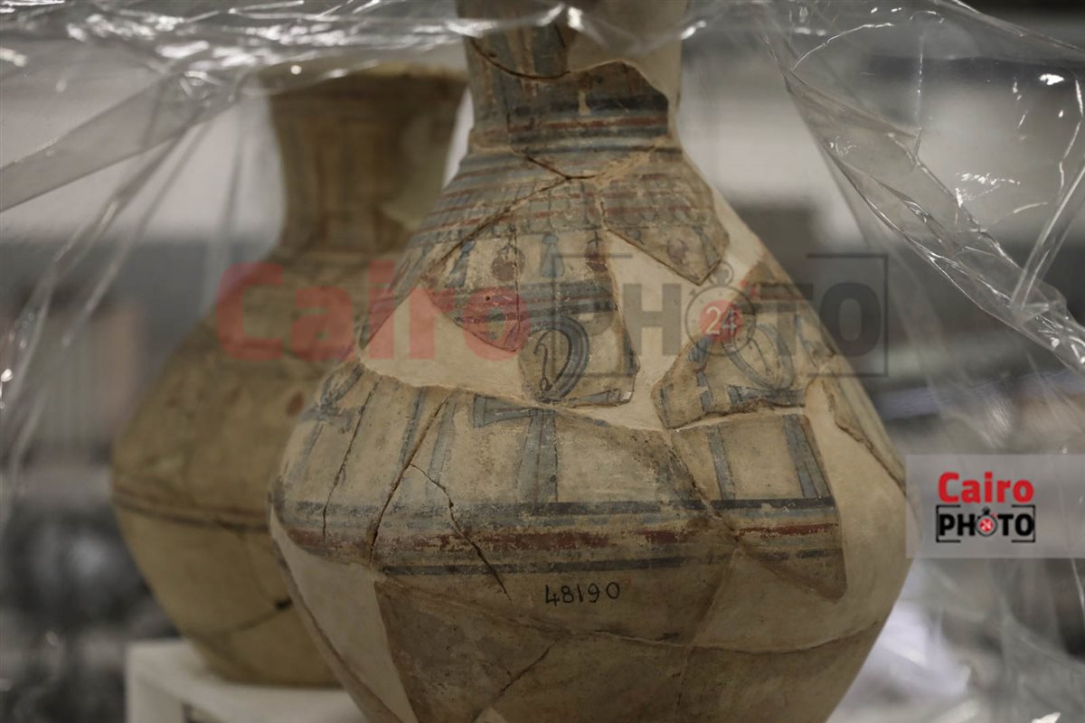 جرة فخارية تخطف الأنظار داخل المتحف المصري الكبير 