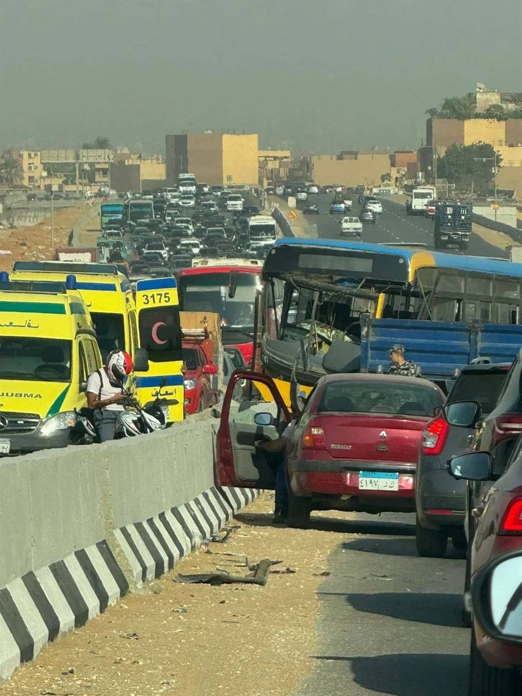 تصادم أتوبيس نقل عام بالحاجز الخرساني أعلى الطريق السياحي اتجاه المنيب