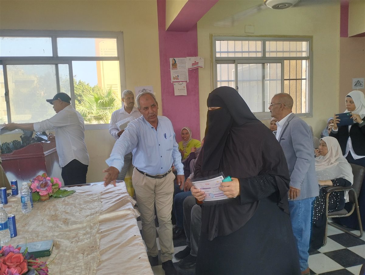 تسليم شهادات محو الأمية