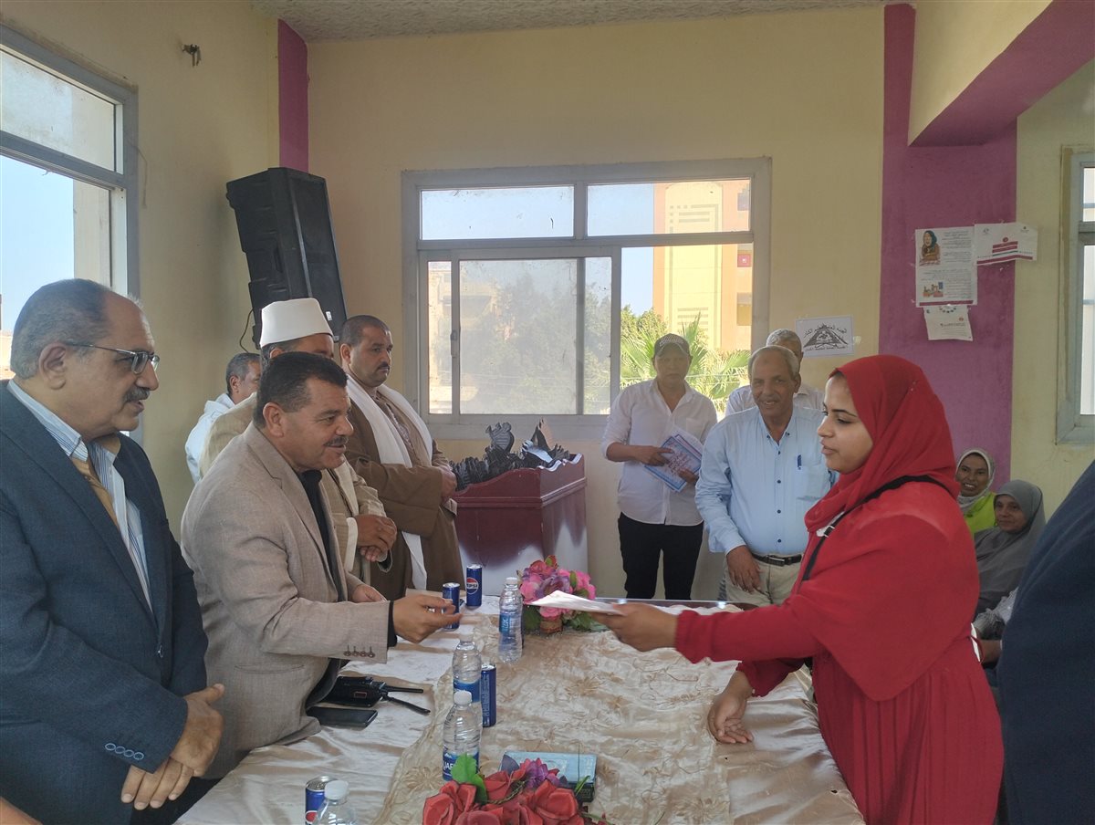 تسليم شهادات محو الأمية