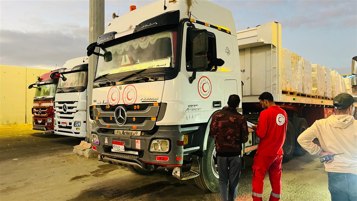 الهلال الأحمر المصري يرسل 9200 طن مساعدات غذائية ومياه للشرب إلى غزة